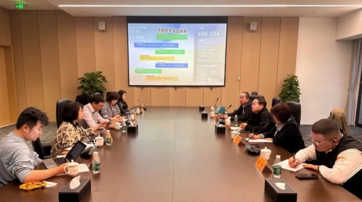 10月17日，甘肅文旅集團黨委書記、董事長石培文帶隊赴北京快手科技有限公司總部考察，對接洽談相關合作項目?？焓挚萍几笨偛脧堒姡笨偩庉嬆叱瘓F公司副總經理謝昕，雙方相關子公司負責人參加考察座談。張軍